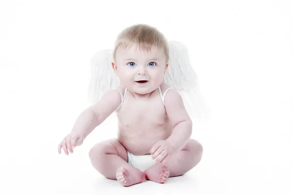 Симпатичный чашка ребенка с ангельскими крыльями перед белым фоном — стоковое фото