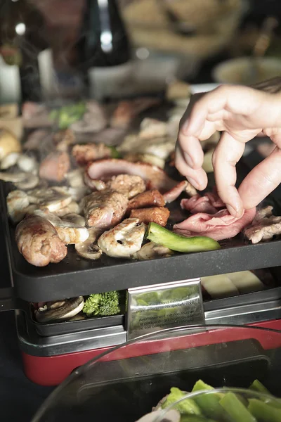 Diner och mat bakgrund med människor hand — Stockfoto