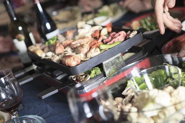 Diner och mat bakgrund med människor hand — Stockfoto