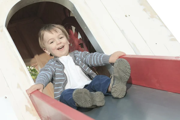 Een mooi kind spelen in de speeltuin — Stockfoto