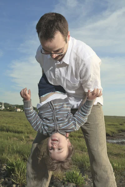 Dad and son playing at the day time — Stock Photo, Image