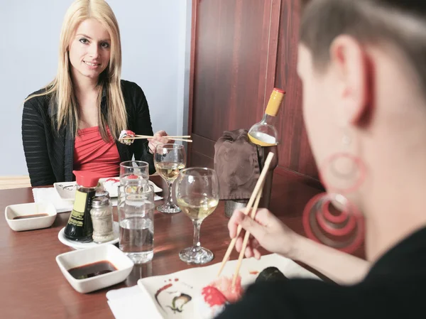 Dva přátelé dívka v sushi restauraci — Stock fotografie