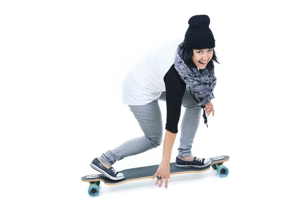 Mujer sosteniendo longboard aislado sobre un fondo blanco. Vista trasera — Foto de Stock