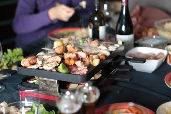 Diner en voedsel achtergrond met mensen hand — Stockfoto