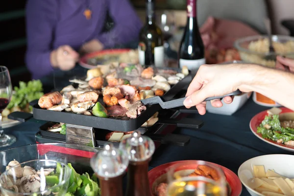Diner och mat bakgrund med människor hand — Stockfoto