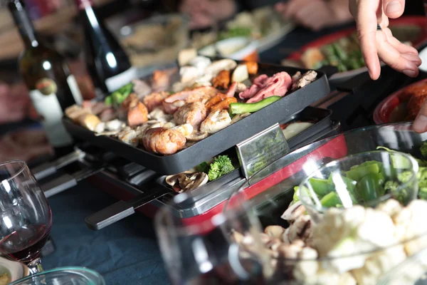 Diner och mat bakgrund med människor hand — Stockfoto