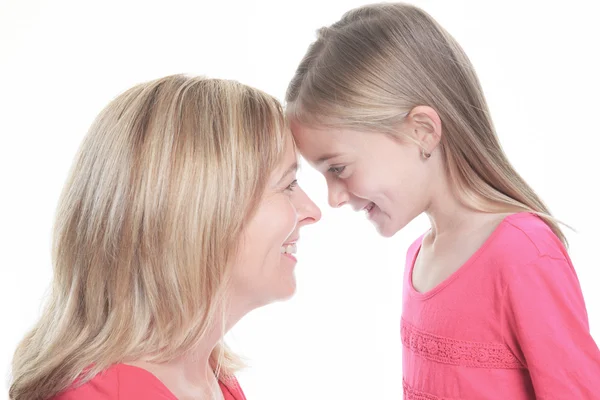 Eine Mutter mit ihrer Tochter vor weißem Hintergrund — Stockfoto