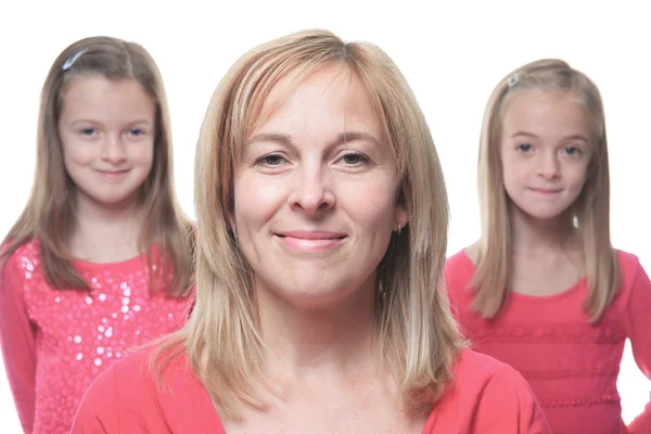 Una madre con es dos hijas — Foto de Stock