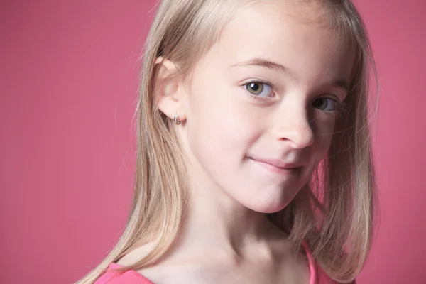 Mladá dívka představuje pro obrázek izolované na růžové — Stock fotografie