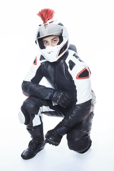 Un motociclista sobre un fondo blanco de estudio — Foto de Stock