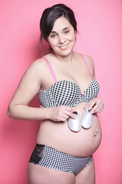 ピンクの背景に分離された幸せな妊娠中の女性の肖像画 — ストック写真