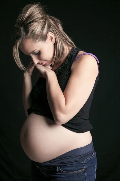 Красавица 30 лет беременна на черном фоне — стоковое фото