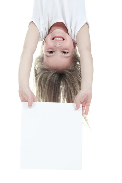 Una niña sosteniendo una tarjeta blanca sobre un fondo blanco . —  Fotos de Stock