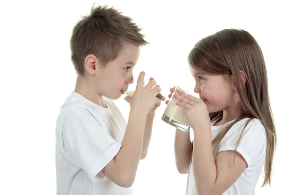 Bambino che beve latte su sfondo bianco. Studio girato — Foto Stock