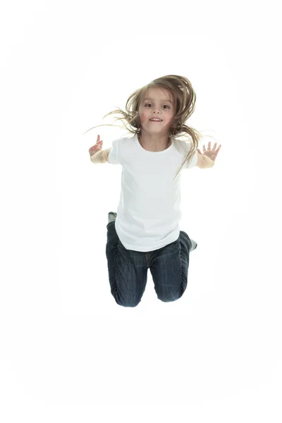 Menina feliz está pulando contra fundo isolado branco — Fotografia de Stock