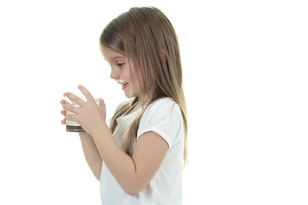 少女は、白い背景の上に牛乳を飲みます。スタジオ撮影 — ストック写真