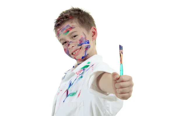 Kleine jongen met schilderij gezicht op witte achtergrond — Stockfoto