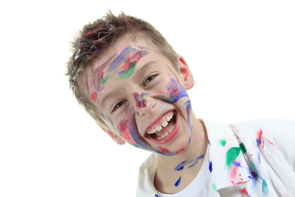 Kleine jongen met schilderij gezicht op witte achtergrond — Stockfoto