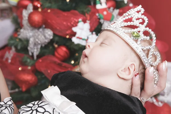 A christmas toddler with is mother in front of a fir. — Stock Photo, Image