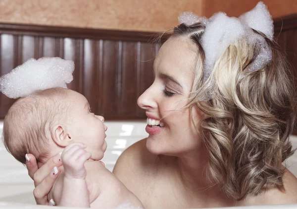 Una niña tomando un baño — Foto de Stock