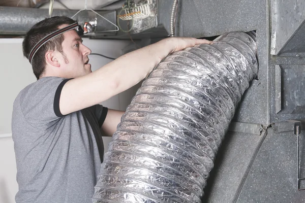 Een man ventilatie schonere op het werk met gereedschap — Stockfoto