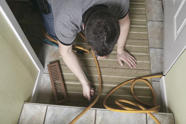 Un limpiador de ventilación hombre en el trabajo con herramienta — Foto de Stock