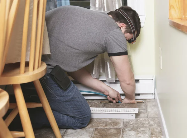 Een man ventilatie schonere op het werk met gereedschap — Stockfoto