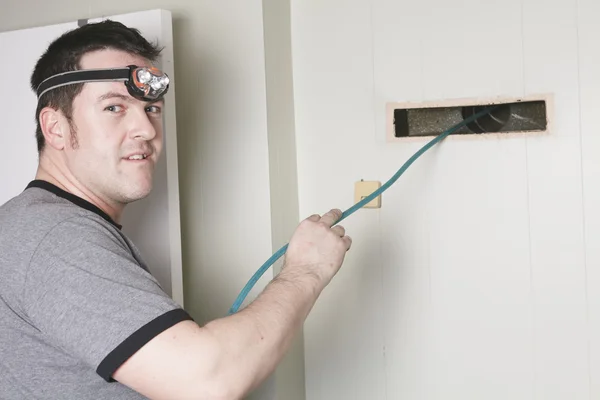 Een man ventilatie schonere op het werk met gereedschap — Stockfoto