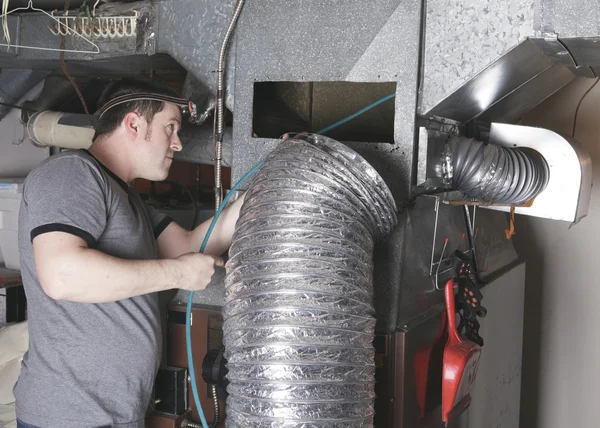 Um limpador de ventilação homem no trabalho com ferramenta — Fotografia de Stock