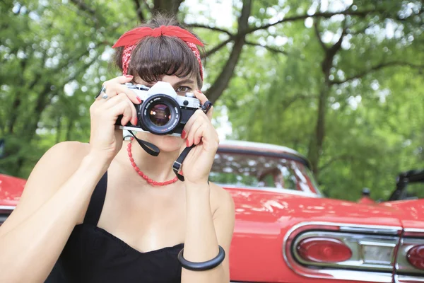 A retro girl with a beautiful red old car. — Stock Photo, Image