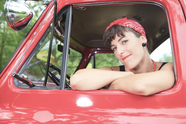 Une fille rétro avec une belle vieille voiture rouge . — Photo