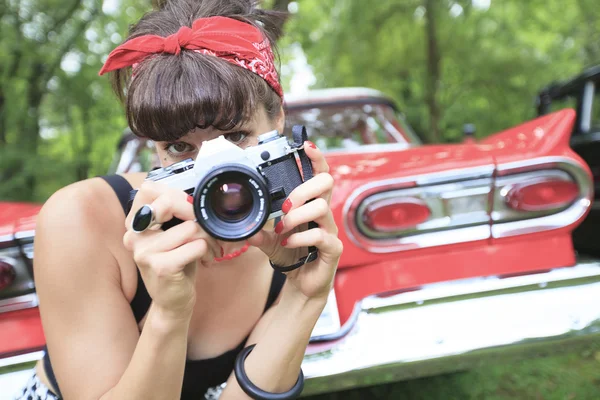 A retro girl with a beautiful red old car. — Stock Photo, Image