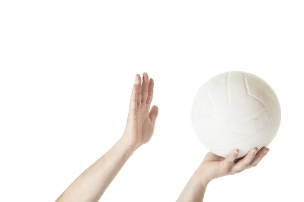 Людина, що грає у м'яч волейболіста, служить на білому тлі — стокове фото