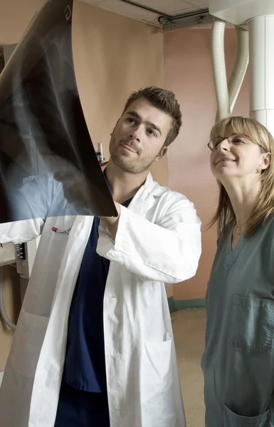 Een patiënt met arts radioloog in een ziekenhuis — Stockfoto