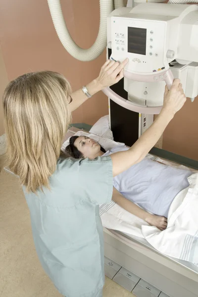 병원에서 의사가 방사선을 가진 환자 — 스톡 사진