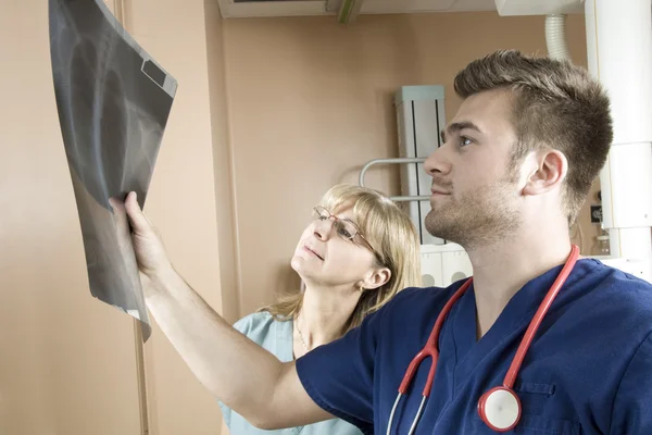 Ein Patient mit einem Radiologen im Krankenhaus — Stockfoto