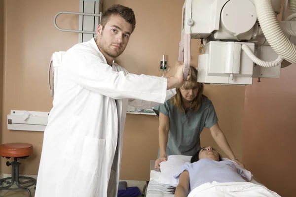 病院で医師を放射線科医と患者 — ストック写真