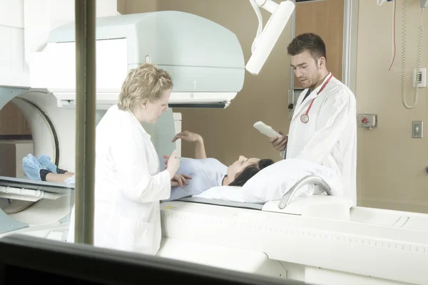 Un patient avec un médecin radiologue dans un hôpital — Photo