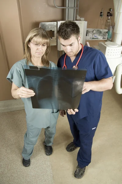 Bir hastayla hastanede doktor radyolog — Stok fotoğraf