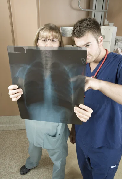 病院で医師を放射線科医と患者 — ストック写真