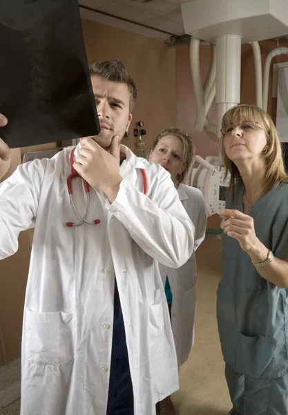 Ein Patient mit einem Radiologen im Krankenhaus — Stockfoto