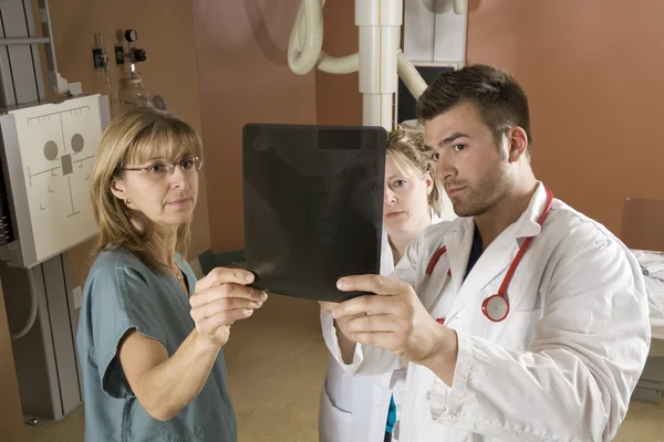 Ein Patient mit einem Radiologen im Krankenhaus — Stockfoto