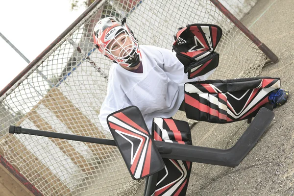 Young teen hockey goaler outside in the arena — Stock Photo, Image