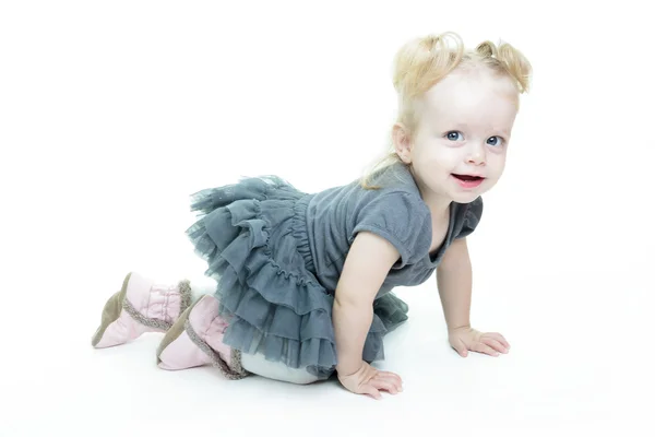 Een zeer schattige baby in studio witte achtergrond — Stockfoto