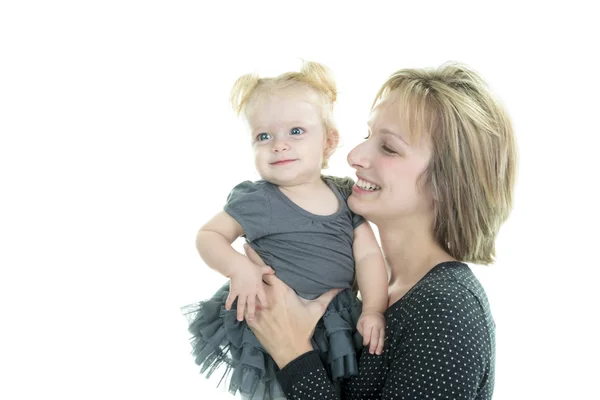 Ein sehr nettes Familienbaby und Mutter im Studio weißen Hintergrund — Stockfoto