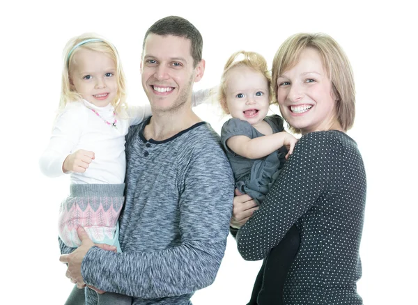 Una familia joven y feliz aislada sobre fondo blanco — Foto de Stock