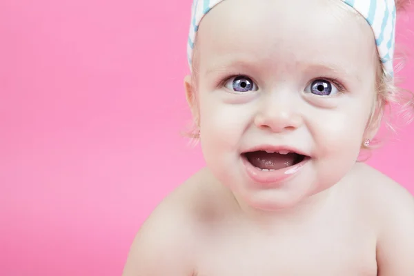 Happy baby girl na białym tle różowy — Zdjęcie stockowe