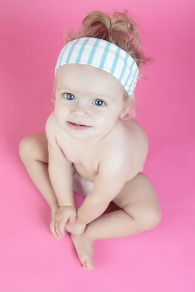 Una niña feliz aislada sobre fondo rosa —  Fotos de Stock