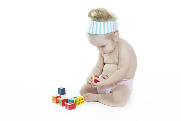 Un bebé rubio Play block en el estudio —  Fotos de Stock