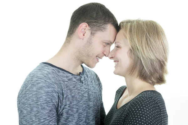 Um casal de 30 anos em estúdio branco — Fotografia de Stock